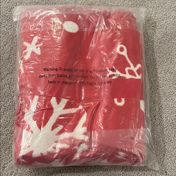 🆕PLUSH Cozy Red Snowflake Throw Blanket 50” x 60” - Picture 3 of 3